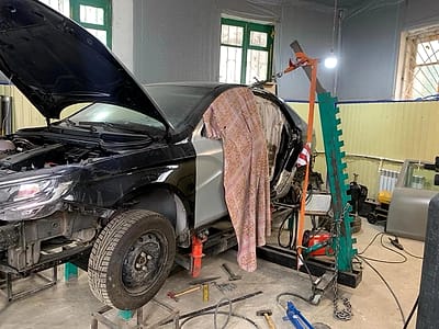 Автомобиль закреплён на стапеле, идёт вытяжка повреждённой боковины кузова