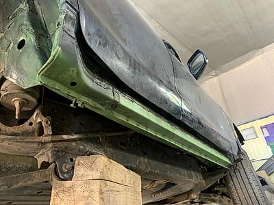 Порог автомобиля в грунте после замены, вид снизу с подъёмника